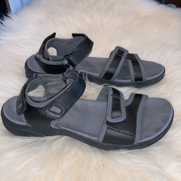 SALE!! Clarks walking sandals.   4 - Picture 6 of 9